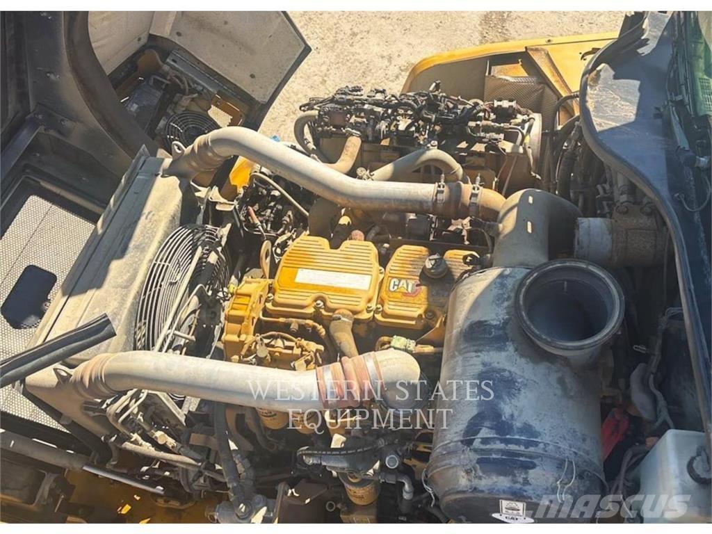 CAT 745 鉸接式起吊車