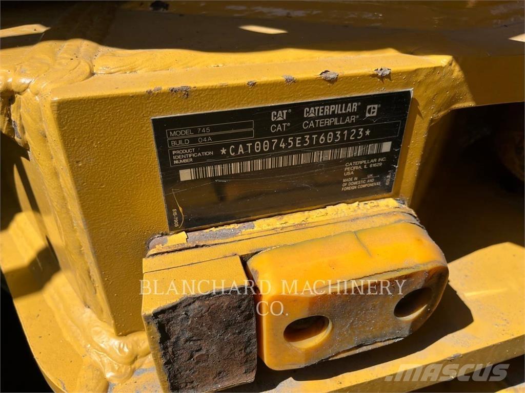 CAT 745 鉸接式起吊車