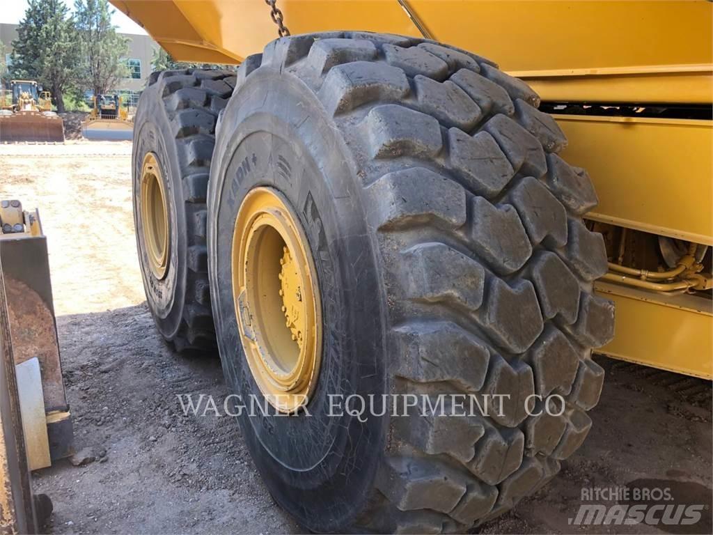 CAT 745 鉸接式起吊車