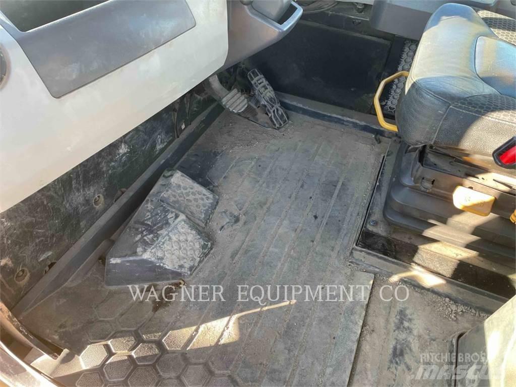 CAT 745 鉸接式起吊車