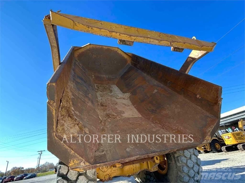 CAT 745 鉸接式起吊車