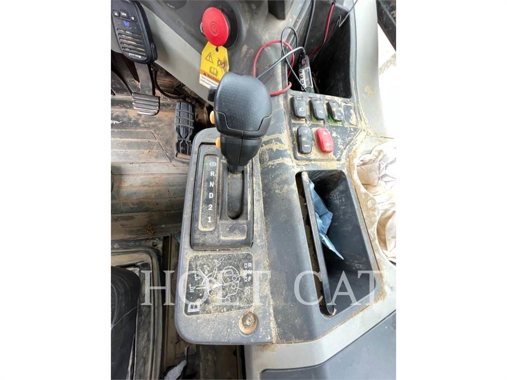 CAT 745-04 鉸接式起吊車
