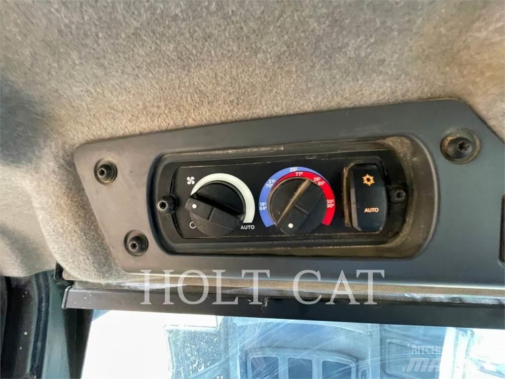 CAT 745-04 鉸接式起吊車