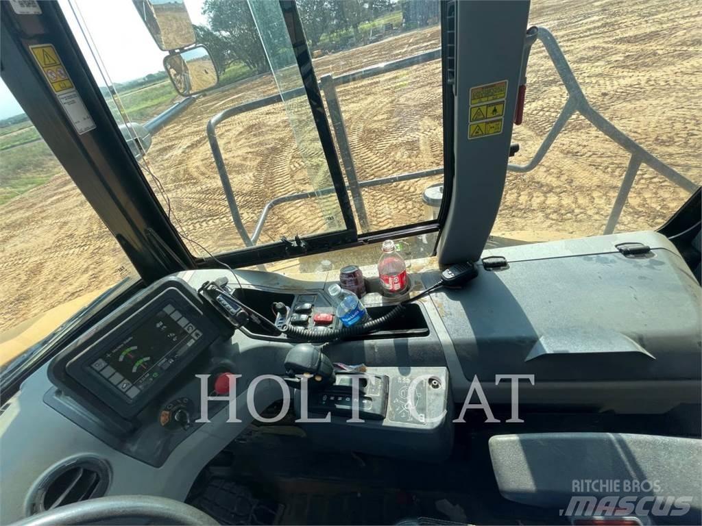 CAT 745-04 鉸接式起吊車