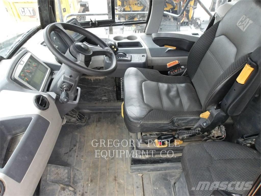 CAT 745-04 鉸接式起吊車