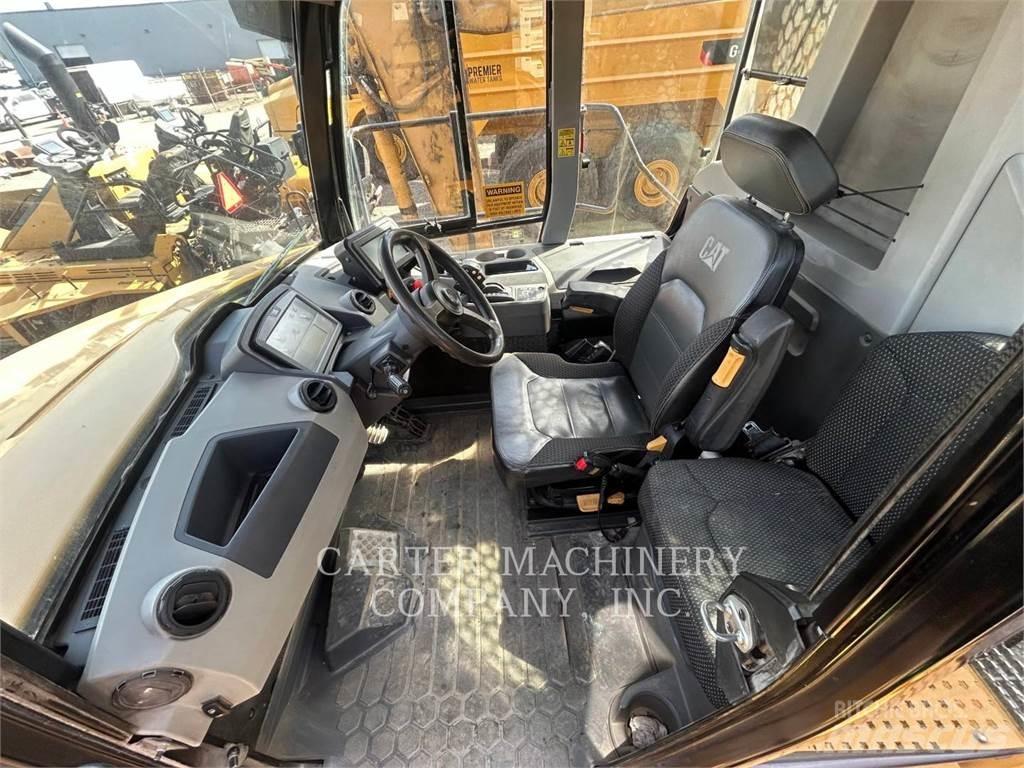 CAT 745-04 TG 鉸接式起吊車