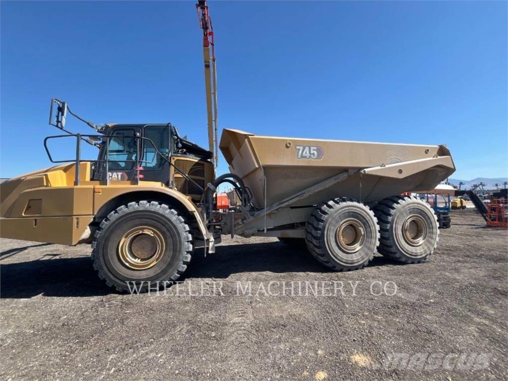 CAT 745 TG 鉸接式起吊車