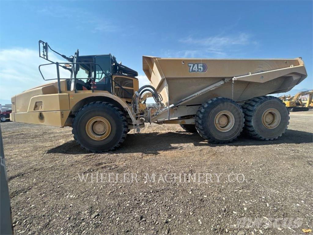 CAT 745 TG 鉸接式起吊車