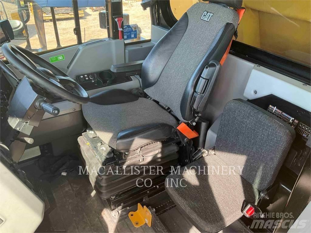 CAT 772G 鉸接式起吊車