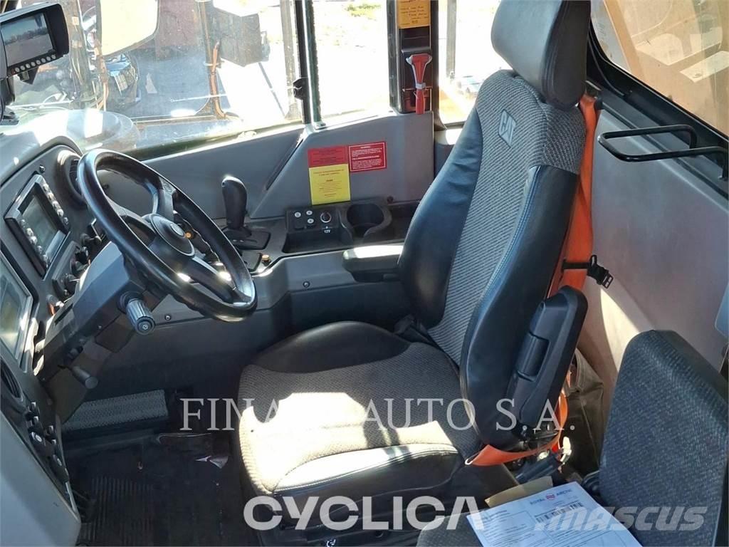 CAT 772G 鉸接式起吊車