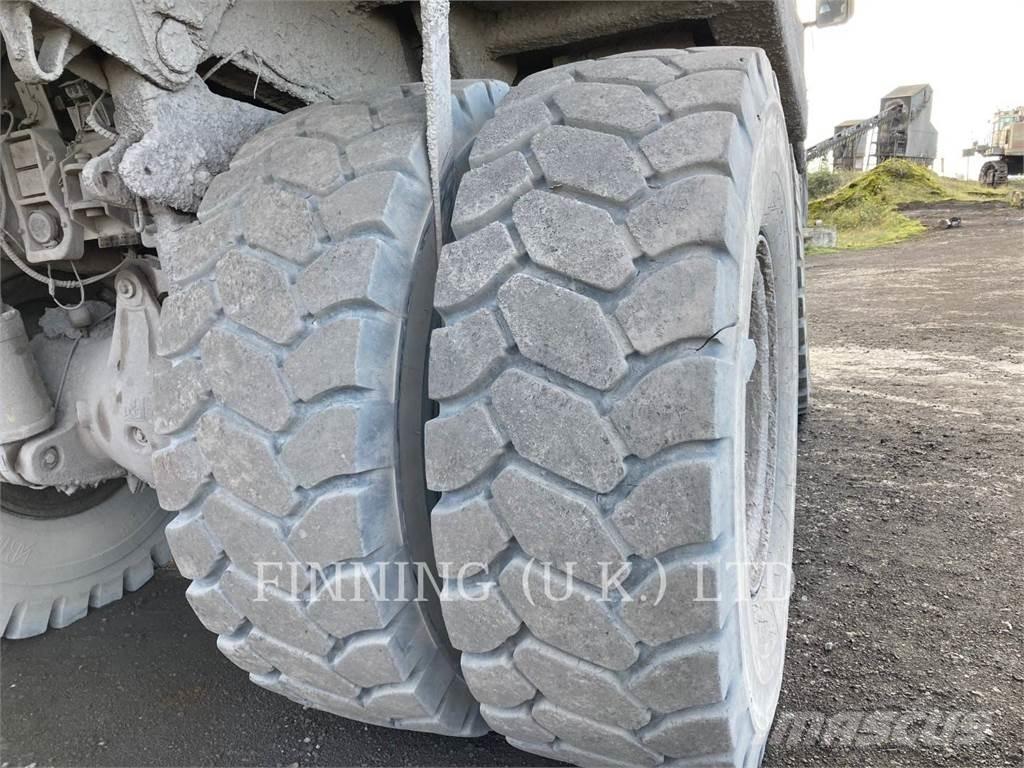 CAT 775D 鉸接式起吊車