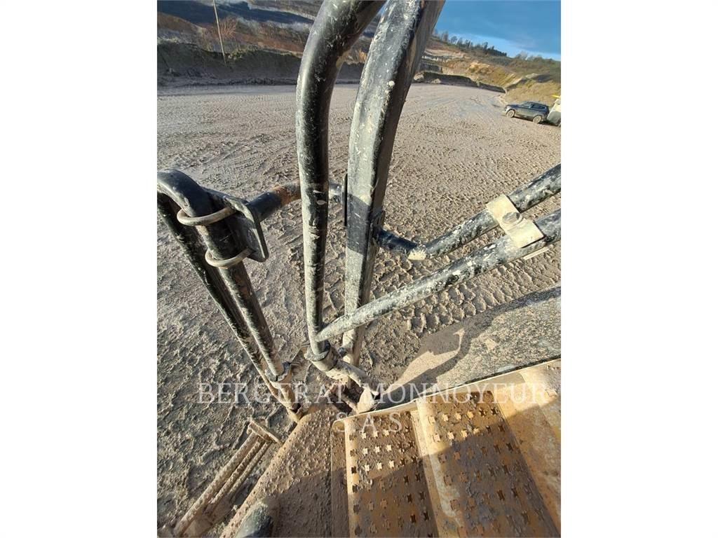 CAT 777G 鉸接式起吊車