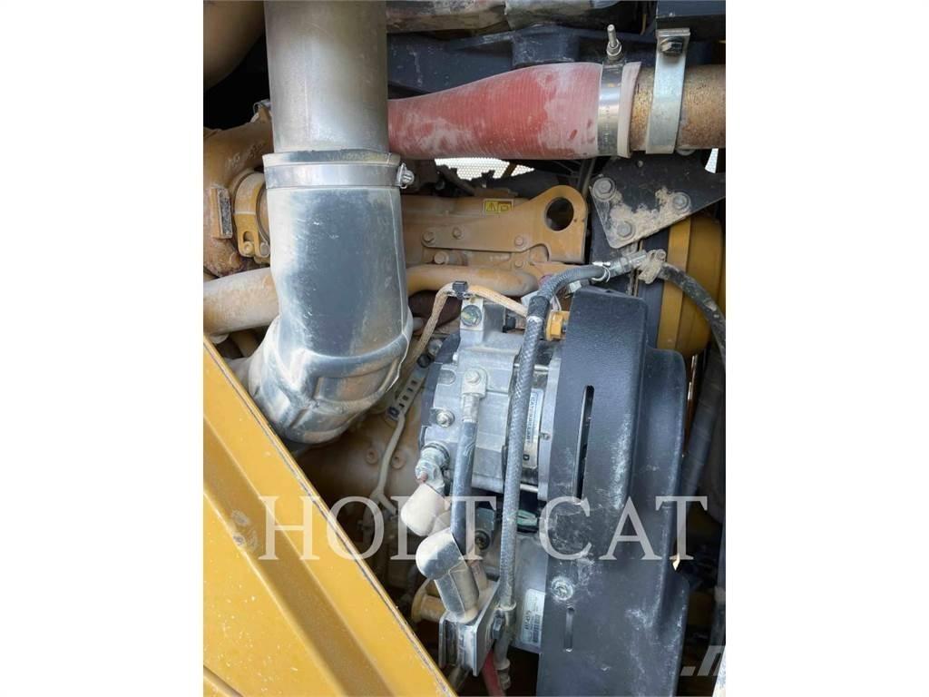 CAT 815 土壤壓實機