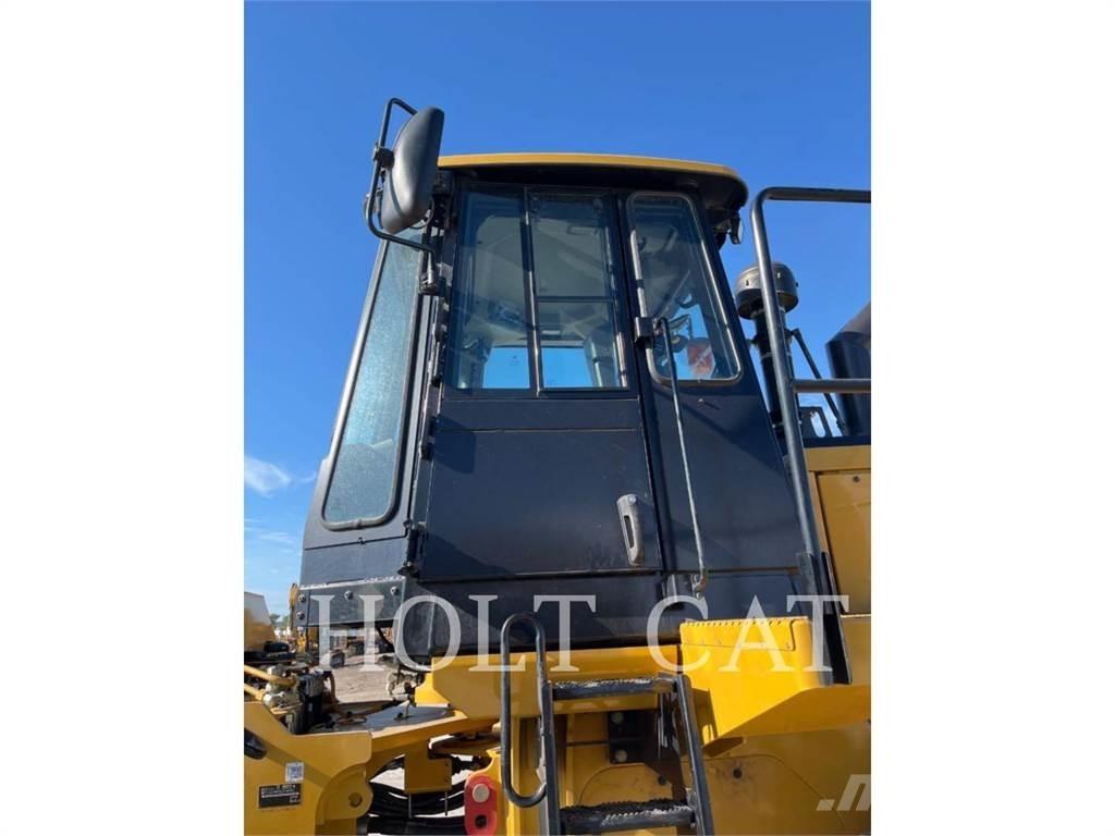 CAT 815 土壤壓實機