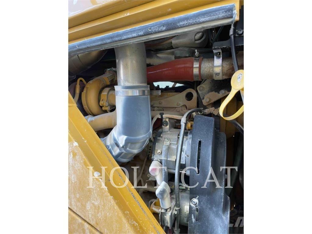 CAT 815 土壤壓實機