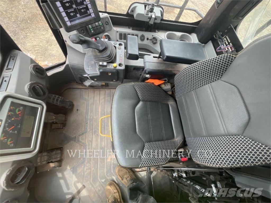 CAT 815 複合式滾壓機