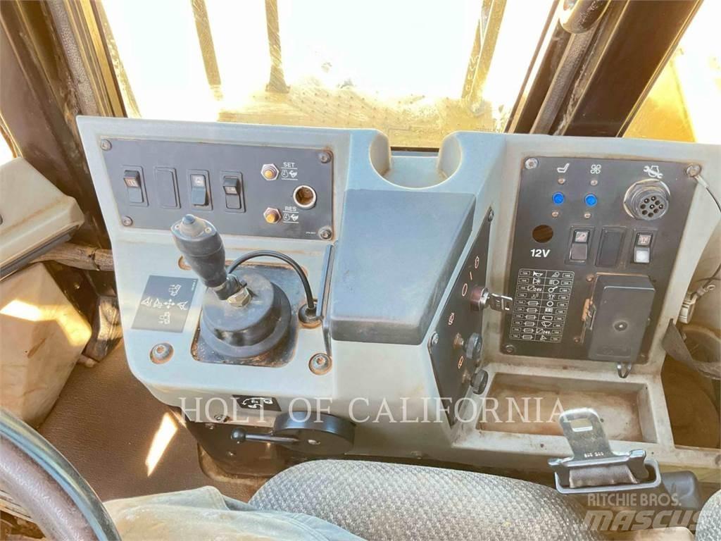 CAT 815F2 土壤壓實機