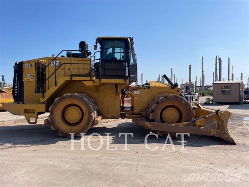 CAT 825 土壤壓實機