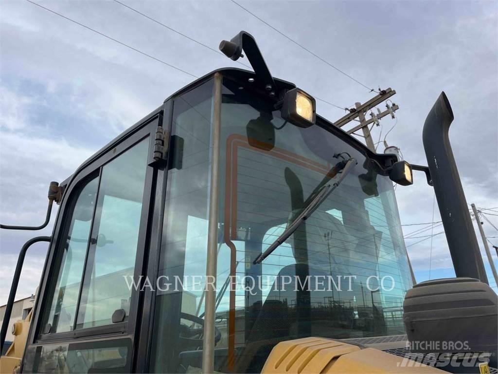 CAT 906M 輪胎式裝載機