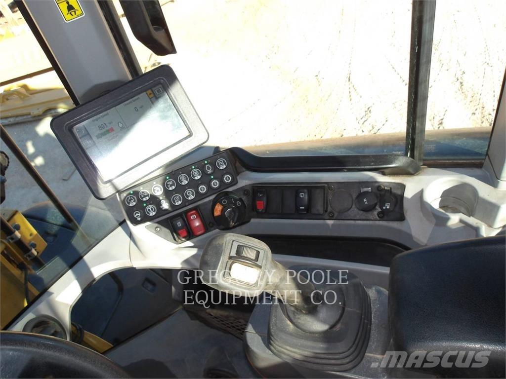 CAT 938M 輪胎式裝載機