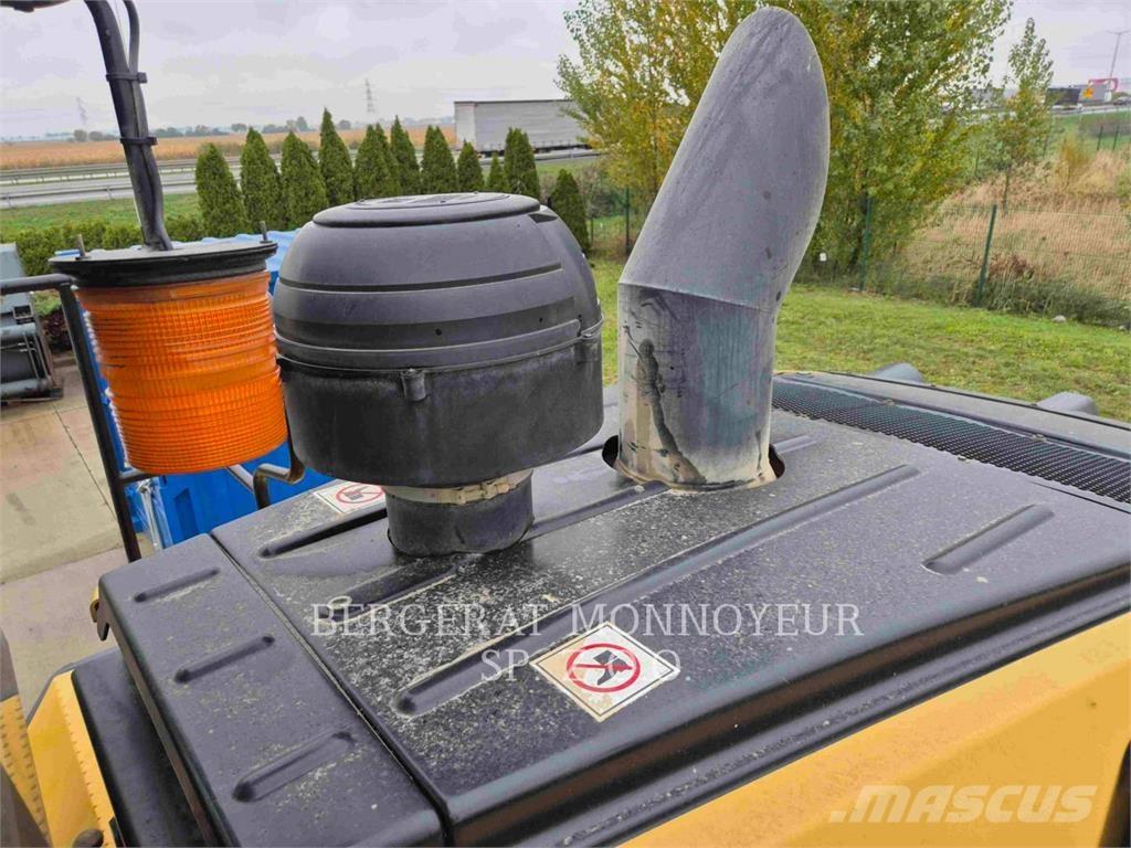 CAT 972 輪胎式裝載機