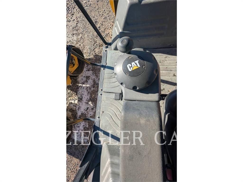 CAT CB10 土壤壓實機