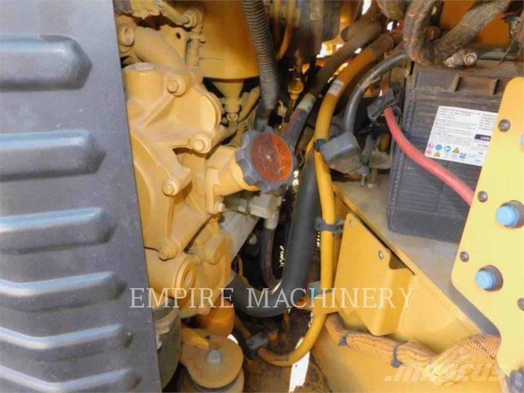 CAT CB10 雙輪滾壓機
