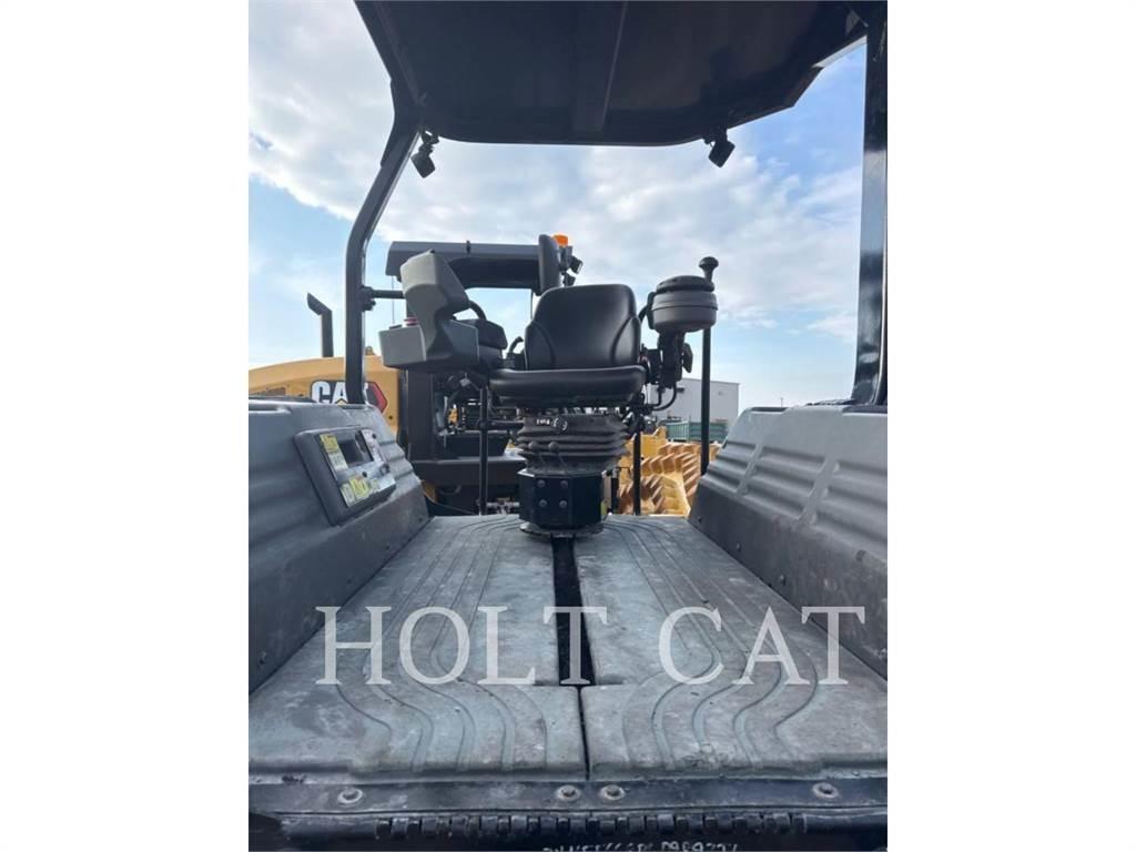 CAT CB10 單輪滾壓機