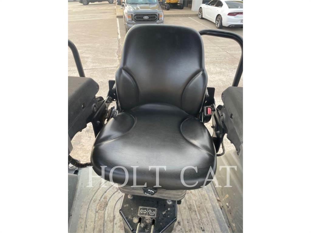 CAT CB13 單輪滾壓機