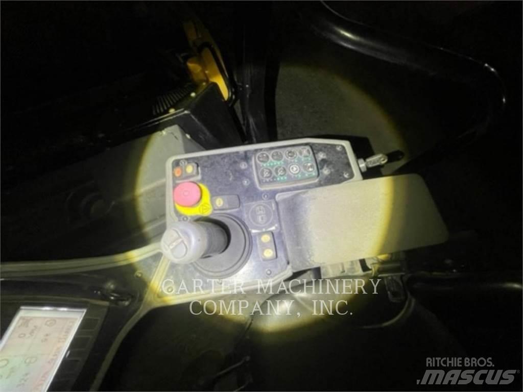 CAT CB13 土壤壓實機