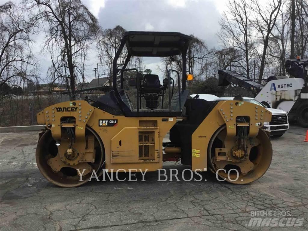 CAT CB13 土壤壓實機