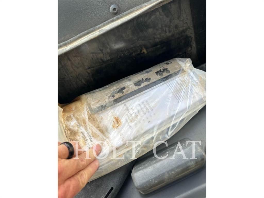 CAT CB13 單輪滾壓機