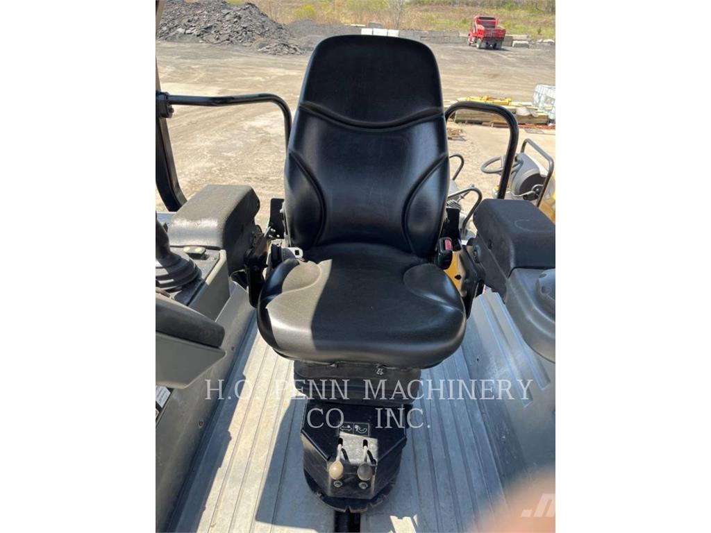 CAT CB13 雙輪滾壓機