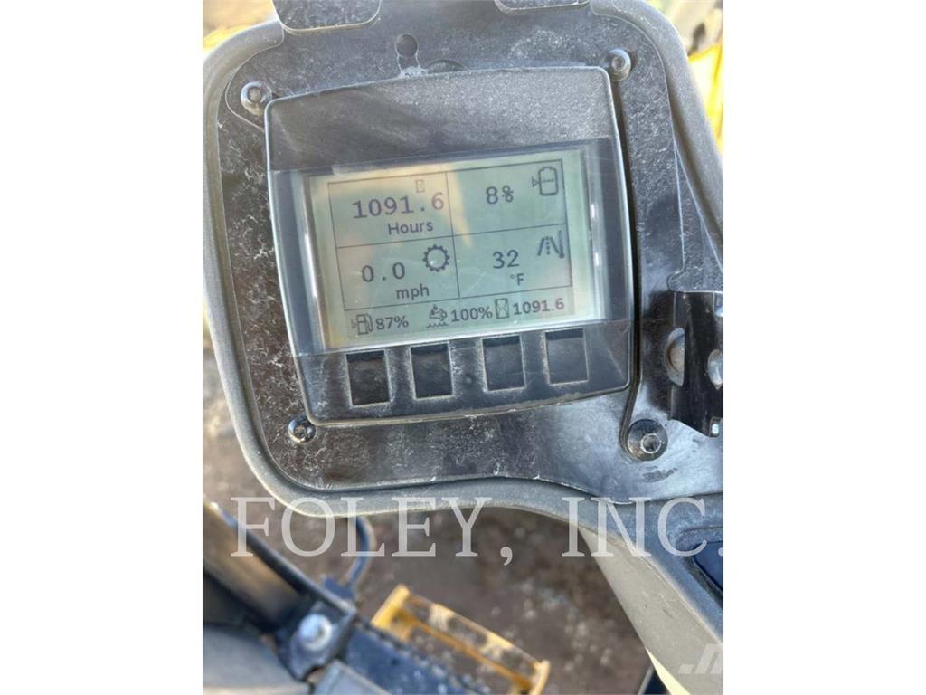 CAT CB13 雙輪滾壓機