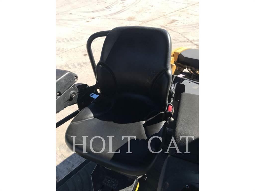 CAT CB13 單輪滾壓機