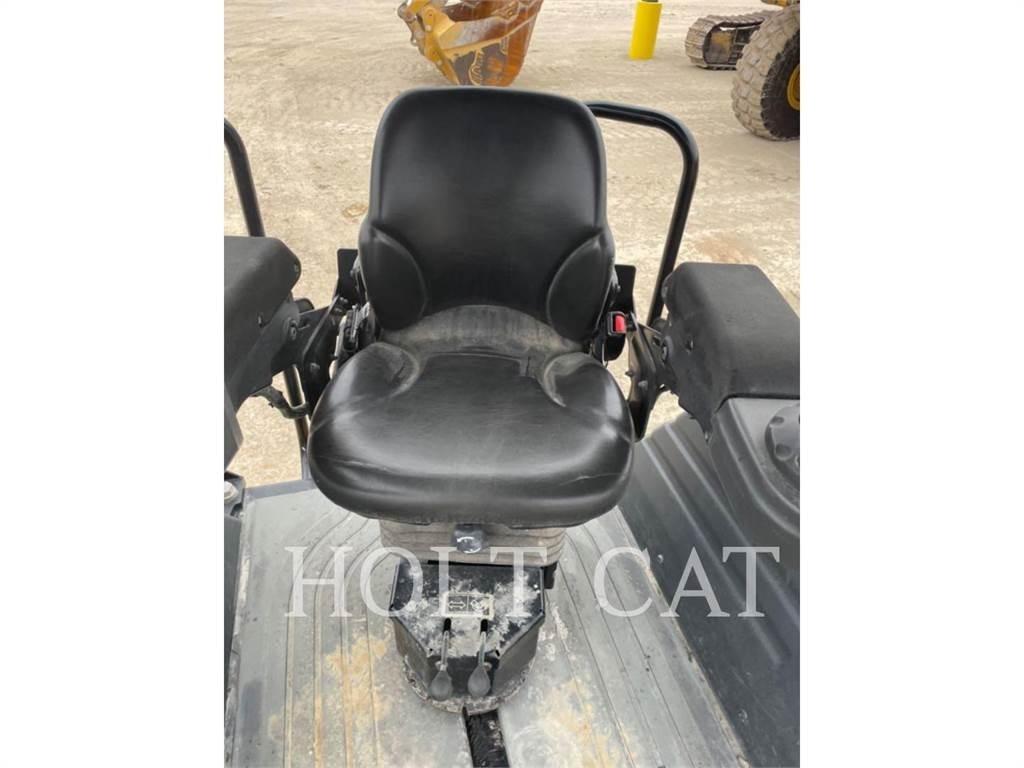 CAT CB13 單輪滾壓機