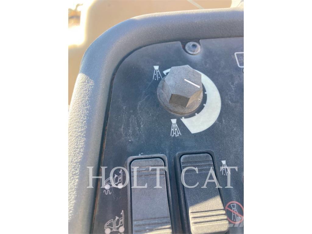 CAT CB14B 雙輪滾壓機