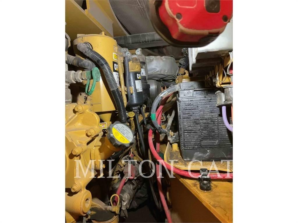 CAT CB15 土壤壓實機