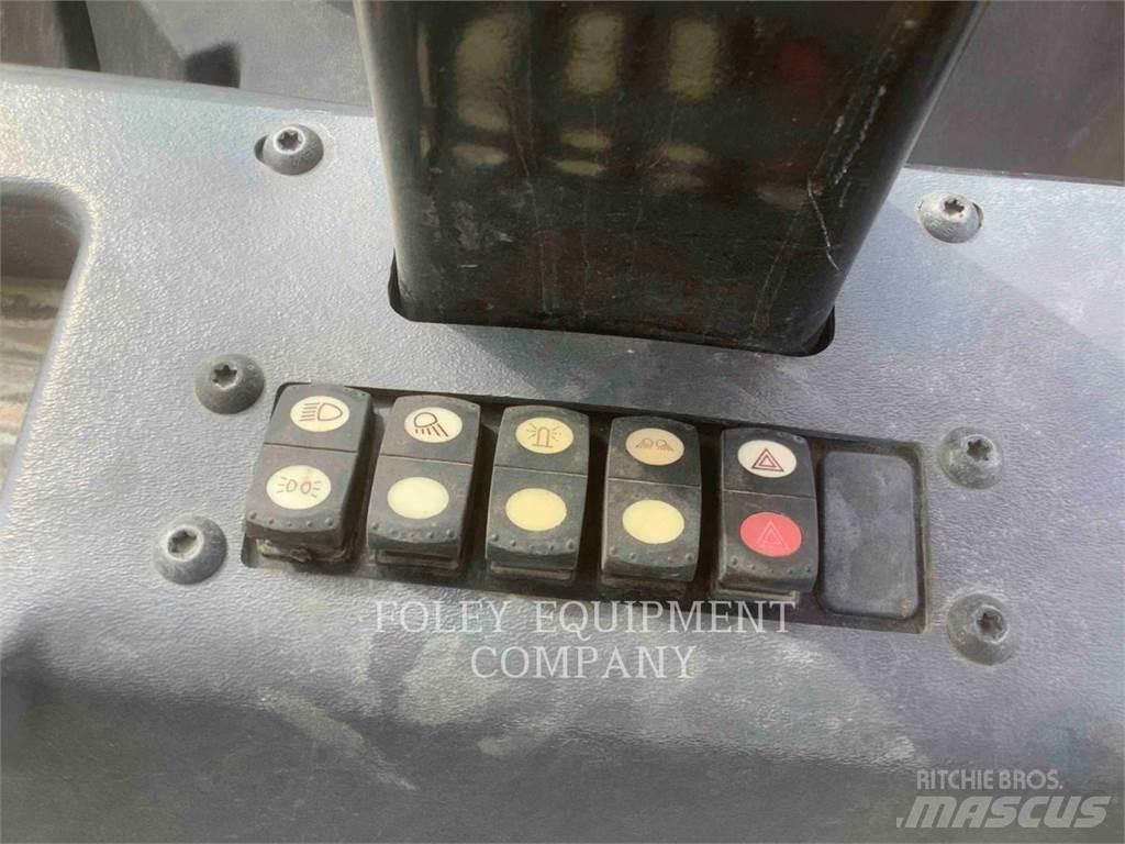 CAT CB15 土壤壓實機