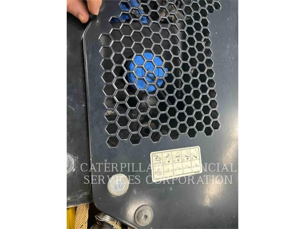 CAT CB15 雙輪滾壓機