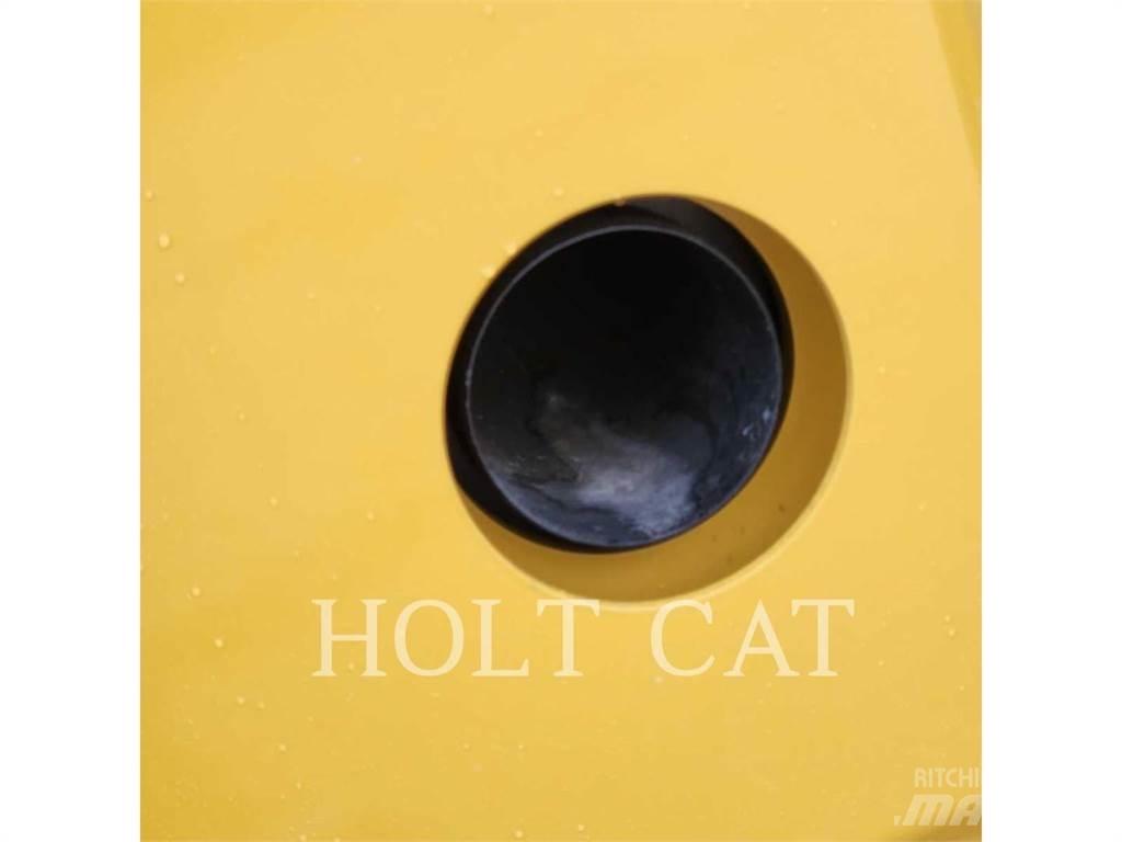 CAT CB15 輪胎式裝載機
