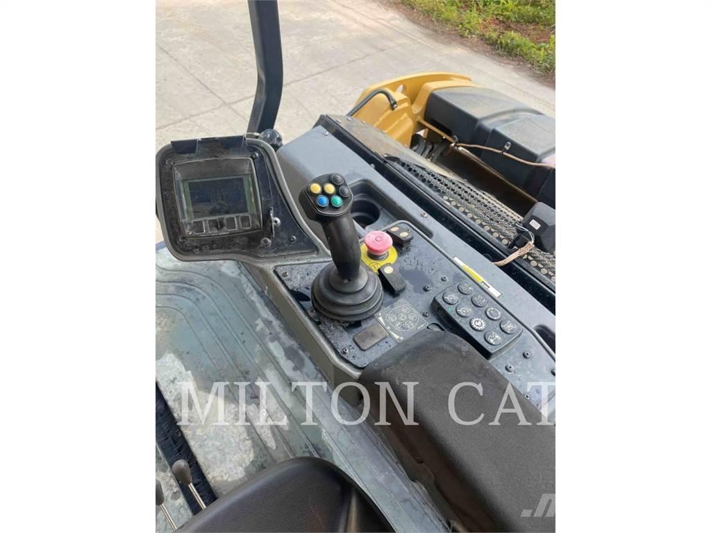 CAT CB15 土壤壓實機
