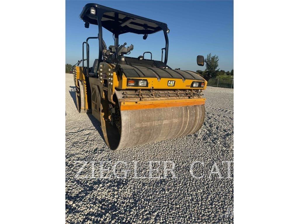 CAT CB15 土壤壓實機