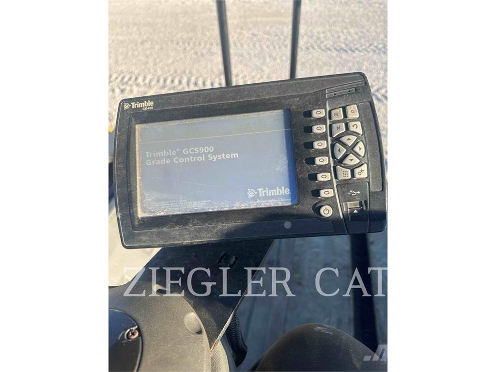 CAT CB15 土壤壓實機