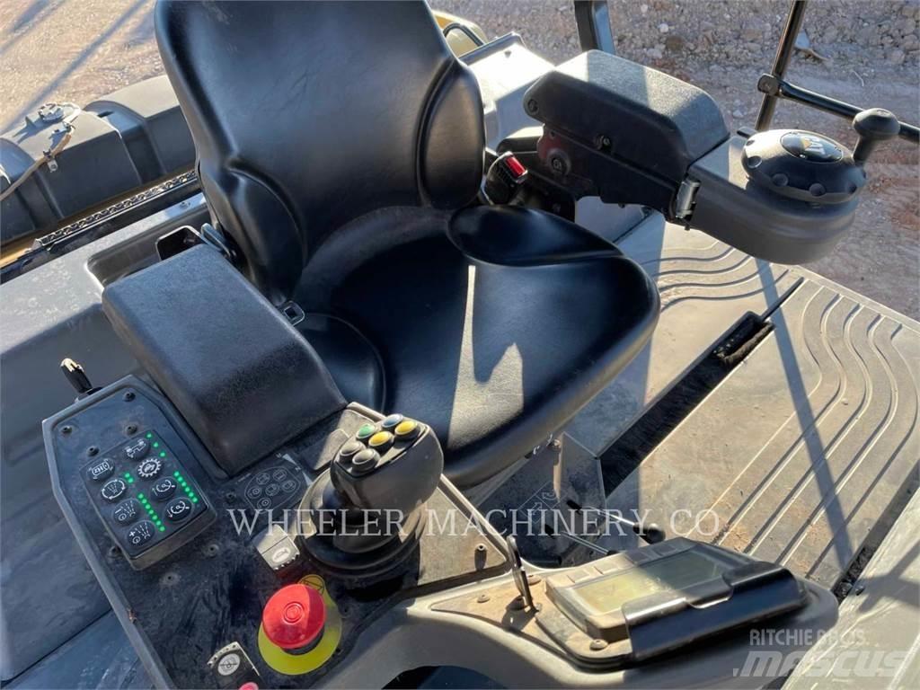 CAT CB15 雙輪滾壓機