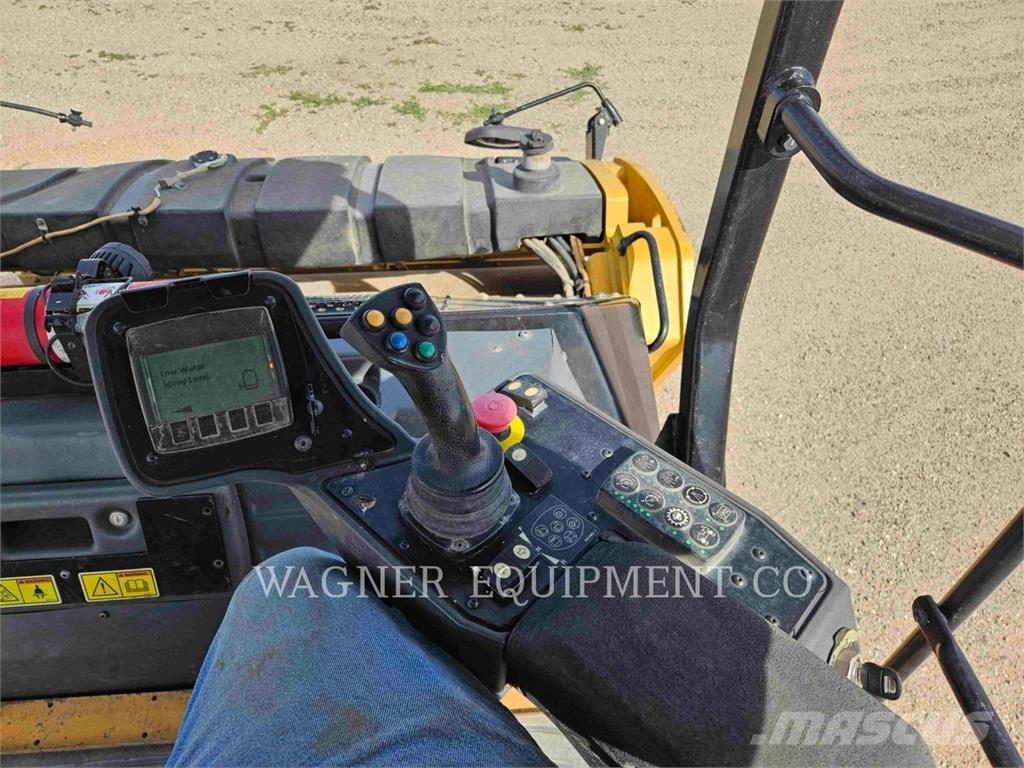 CAT CB16 瀝青攤舖機/鋪路機