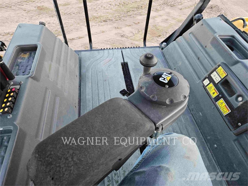 CAT CB16 瀝青攤舖機/鋪路機