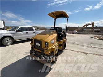 CAT CB2.7 雙輪滾壓機