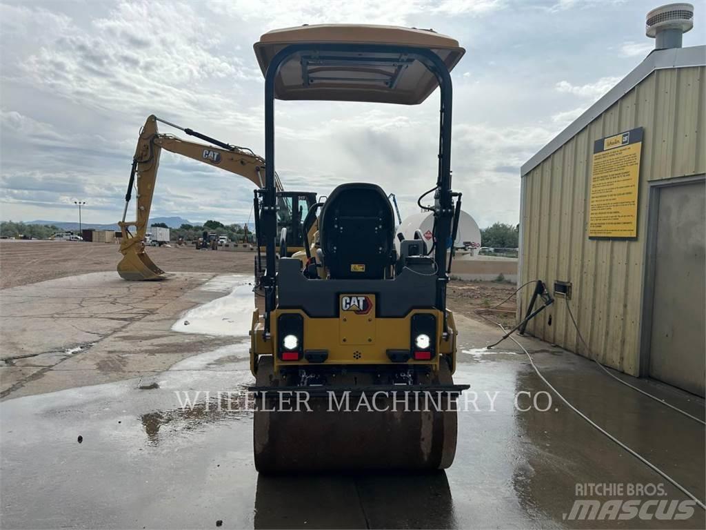 CAT CB2.7 雙輪滾壓機