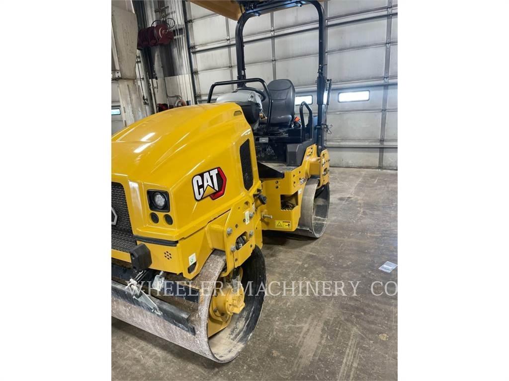 CAT CB2.7 雙輪滾壓機